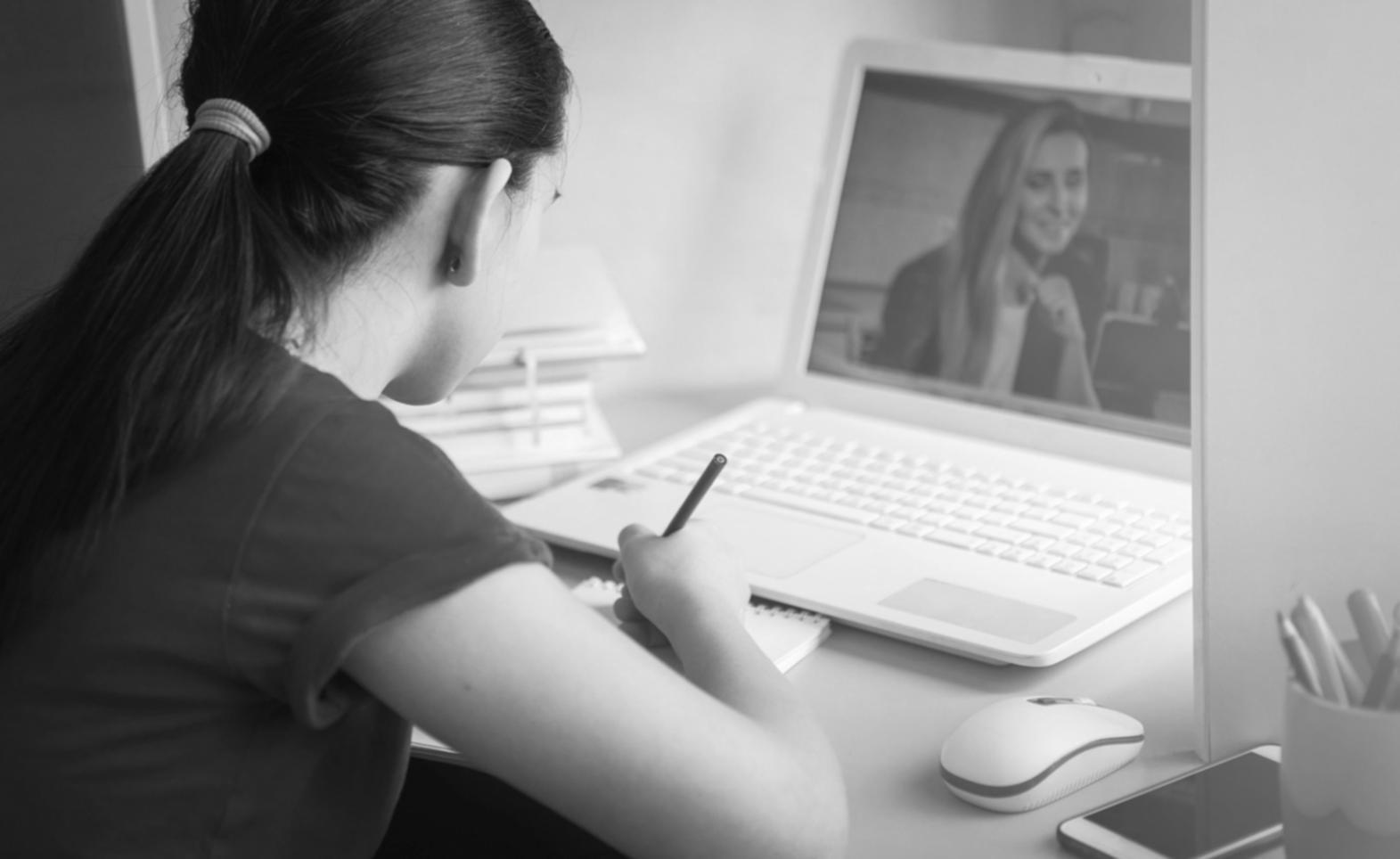 Schéma customer journey map na whiteboard